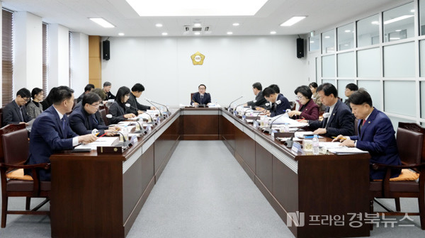 영천시의회는 3월 5일 의원 및 집행부 관계 부서장이 참석한 가운데 전체 의원 정례간담회를 개최했다.