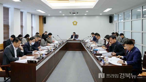 영천시의회는 지난 20일 의원 및 집행부 관계 부서장이 참석한 가운데 전체 의원 정례간담회를 개최했다.
